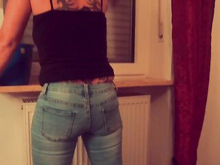 Beim Fenster putzen in die Jeans gepisst