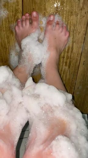 Teen&#039;s feet are caressing in foam