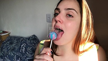 PUNHETA GUIADA-garota safada chupando e metendo o pirulito fingindo ser seu pau