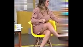 Regiane Tapias - Revista da Manha - Cruzada de Pernas Sexy (05.05.21)