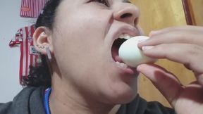 Banquete gigante: me imagino comiendo tus huevos y tus panchos.
