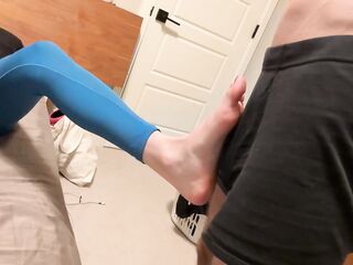 This chab couldn’t handle her foot teasing… FOUR massive cumshots followed ???? Full clip on profile