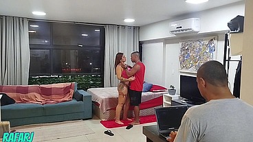 Marido chamou o amigo para foder a esposa que estava com muito tesão.
