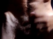 Sega sul letto nella penombra