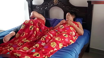 Madura se masturba mientras su amiga duerme a su lado y cuando despierta la descubre y le dice que le gusta lo que ve y quiere probar sexo l&eacute_sbico - PORNO EN ESPA&Ntilde_OL