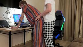 distracted the guy from the game and seduced him into sex, licked and fucked him with a big dick, deep throat blowjob and anal fucking