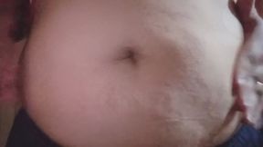 Jugando con mi panza y mi ombligo.