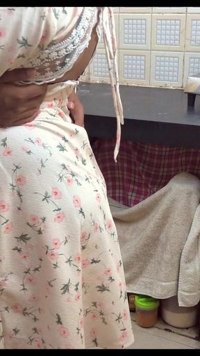 Stunning moment from &quot;Stepmom&#039;s new dress mai chudayi kichen mai&quot;