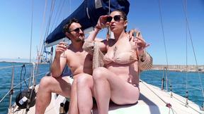 ”Croisette, boat trip: in Cannes, Amandine Pellissard & Chat-Bite are stars!”