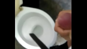 Novinho cheio de tezao bateu punheta no banheiro da escola
