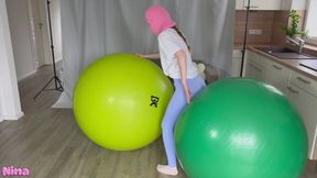 Comparing the two Giant 150 cm CanDo Exercise Balls