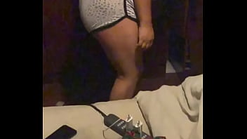 Gordita trag&aacute_ndose el short y le queda bien metido