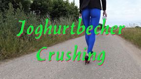 Yoghurt cup crushed - Joghurtbecher zertreten