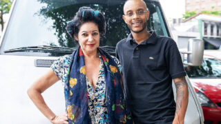 Reife Frau mit großen Brüsten lässt sich von einem schwarzen Mann hart anal durchnehmen.