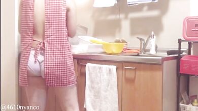 【人妻個人撮影】料理しながら旦那の帰りを待つ(新妻/エプロン/デカ尻/太もも/パンツ/巨乳/Hカップ/キッチン/日本人/Japanese/asian/homemade/amateur/kitchen