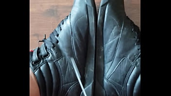 Se masturba con sus botitas Reebok Freestyle puestas