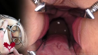 The cunt opener opens the cunt. Until orgasm! Look inside!