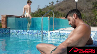 Danny Fantasy kyssar och suger massiva kuk innan rå utomhus barbacka bultande