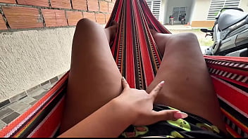 UNA MA&Ntilde_ANA ME LEVANTE CACHONDA A MASTURBARME ENFRENTE DE MIS VECINOS