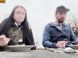 con la pancia piena si scopa meglio - sesso rischioso in montagna LOLLOLARA91 amatoriale italiano