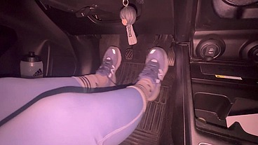 Grabo los pies de mi amante mientras conduce su auto y se masturba al final porque siente los pedales de su auto