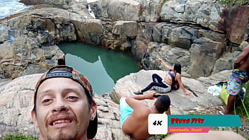 Corno leva os amigos pra foder sua esposa puta nas pedras