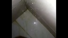 Pau grande gozando e mijando