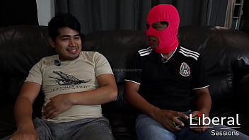 Mama cachonda le da unas buenas mamadas al amigo de su hijastro por curioso