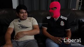 Mama cachonda le da unas buenas mamadas al amigo de su hijastro por curioso