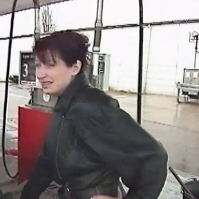 An der Tankstelle Leder Lady aufgegabelt