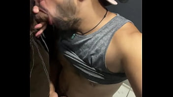 Dotados fodendo a boca do gay no banheiro do estadio de futebol.