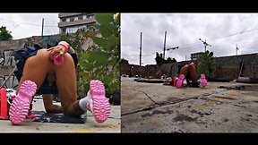 Se masturba en un lugar abandonado con su gran sextoy en el culo, tiene un rico
