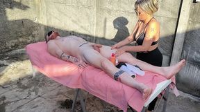 massagem nu ao ar livre com a loira gostosa