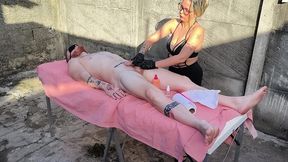 massagem nu ao ar livre com a loira gostosa