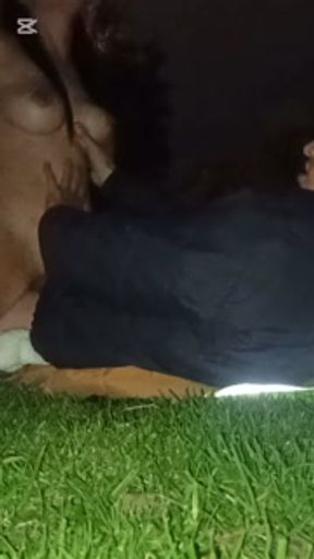 Cogiendo en el parque público