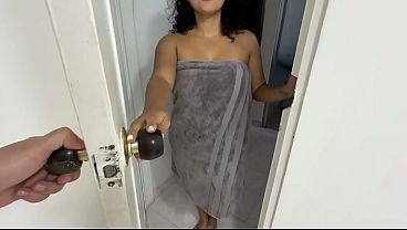 LATINA LLEGA A SESION DE MASAJE Y EL MASAJISTA LA EXCITA TANTO QUE TERMINARON COGIENDO