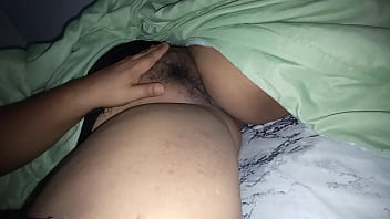 Entra mi novio al cuarto y me da masaje en la panocha