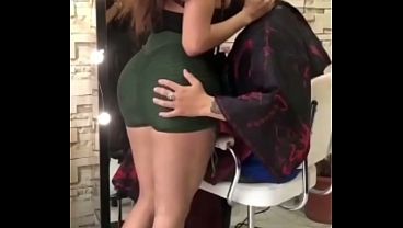 MI VECINO DE LA BARBERIA SIEMPRE PASA A CORTARSE EL CABELO Y TERMINA METIENDOME EL PENE HASTA QUE ME DEJA ESCURRIENDO DE TODO SU SEMEN Y ME DEJA BIEN ABIERTA ANALMENTE DESPUES DE TODA LA SESION SEXUAL