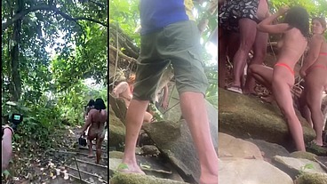 Entramos numa trilha pra fazer uma suruba na praia