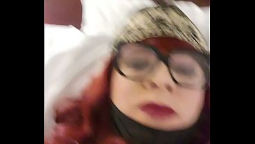 Travesti con cola de zorra en el culo