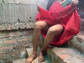 Aunty was alone, but she called her nephew and soaked her onions, Auntie's hot fingers.