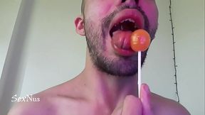 Chupando un delicioso bomb&oacute_n en la boca