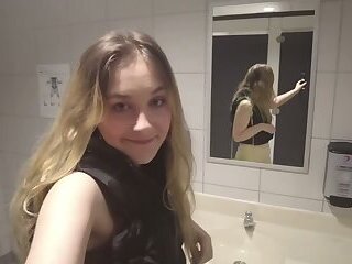 Louise fait des espiègleries sexuelles dans des toilettes publiques !