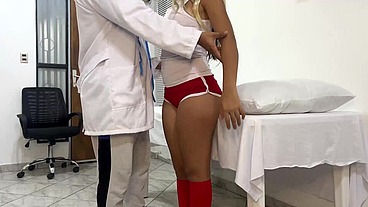 Falso Médico Deportista En Medición del Cuerpo de Hermosa Chica Atleta