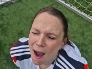 Hübsche Mutter lässt sich beim Fussball ins Gesichts spritzen