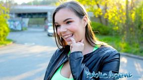 Public Sex Sofia Lee neben einem Live-Bahngleis gefickt