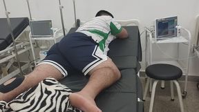 Descanso profundo entre sonidos de hospital.