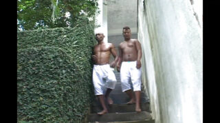 Domácí amatérské gay video s velkým černým penisem, který končí creampie s výstřiky
