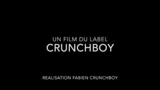 Germain EasyBi, amateur à la grosse bite, offre une sodomie à cru lors d'une orgie de gangbang épique.