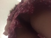 MIRANDO BAJO LA FALDA DE MI VECINA